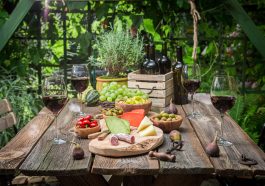 Gartentisch für Gäste mit Spezialitäten füllen